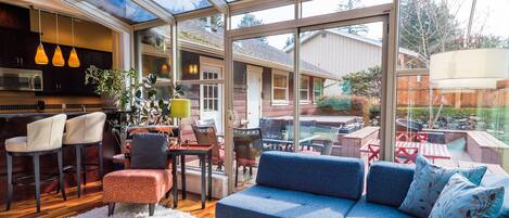 Télévision, cheminée, lecteur de DVD, livres