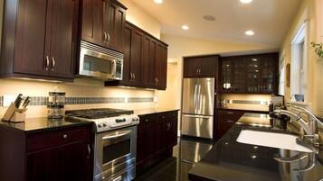 Jääkaappi, mikroaaltouuni, uuni, liesi