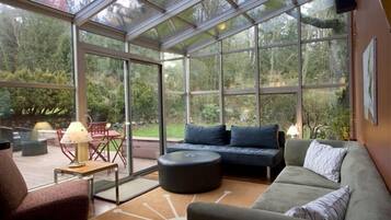 Televisio, takka, DVD-soitin, kirjoja