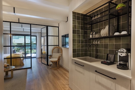 Refrigerador, tetera/pava eléctrica, utensilios de cocina