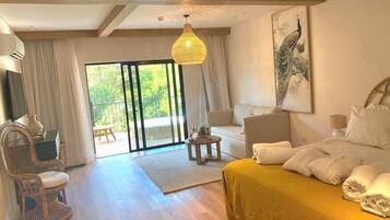 Royal Suite | 1 bedroom, desk, bed sheets