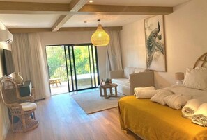 Suite Royal | Escritorio y ropa de cama 