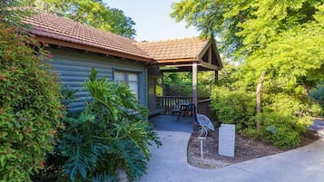 Basic Cabin, 1 Bedroom, Garden View, Garden Area | 1 bedroom, desk, bed sheets