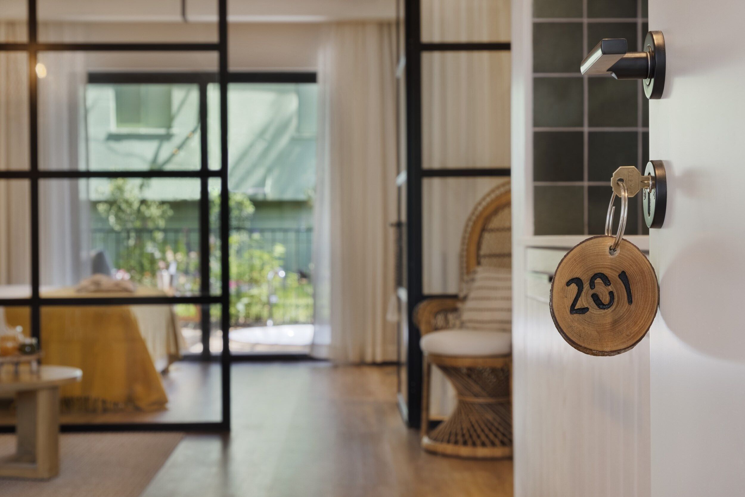 デスク、ベッドシーツ