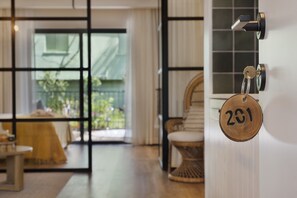 Escrivaninha, roupa de cama