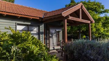 Hytte – basic, 1 soverom, hageutsikt, hageområde | Skrivebord og sengetøy