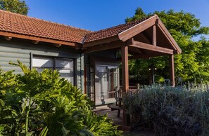 Cabana básico, 1 quarto, vista para o jardim, no jardim | Escrivaninha, roupa de cama