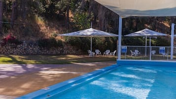 Alberca al aire libre por temporada y camastros