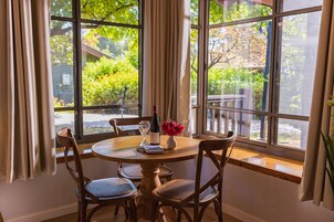 Escritorio y ropa de cama 