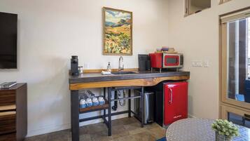 Refrigerador, microondas, cafetera y tetera y tostadora