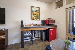 Réfrigérateur, four à micro-ondes, cafetière-théière, grille-pain