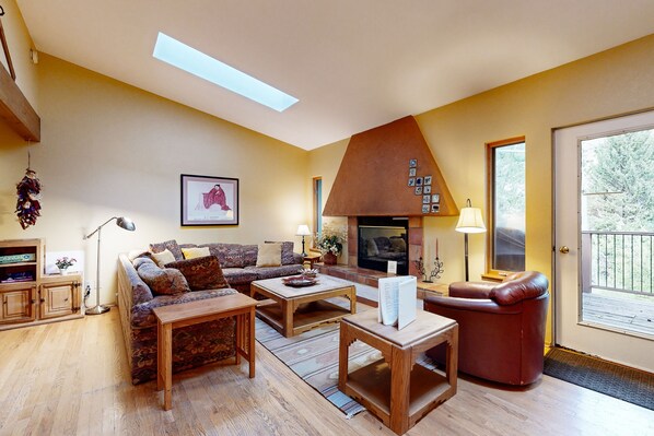 TV, DVD player - Cozy townhome with deck - on free shuttle route (Vail)