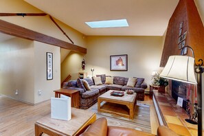 TV, DVD player - Cozy townhome with deck - on free shuttle route (Vail)