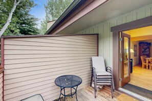 Outdoor dining - Cozy townhome with deck - on free shuttle route (Vail)