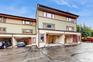 Exterior - Cozy townhome with deck - on free shuttle route (Vail)