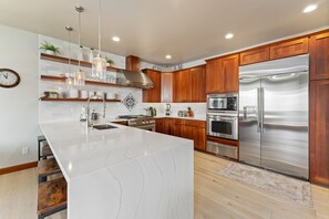 冷蔵庫、電子レンジ、オーブン、コンロ