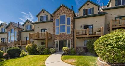 L@@K! Cozy Respite with Spectacular Mountain and Lake Views! Ski Utah
