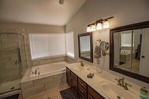 Bathtub, hair dryer, towels, soap - Golf, Game Room, Dining Area, Two Living Rooms, 2500 sq2, 4 Beds, 3 Full Bath (Las Vegas)