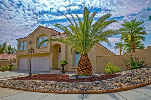 Golf, Game Room, Dining Area, Two Living Rooms, 2500 sq2, 4 Beds, 3 Full Bath