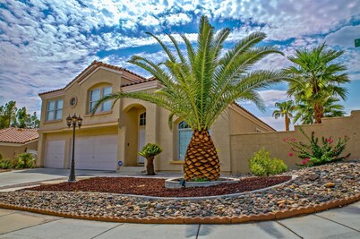 Golf, Game Room, Dining Area, Two Living Rooms, 2500 sq2, 4 Beds, 3 Full Bath