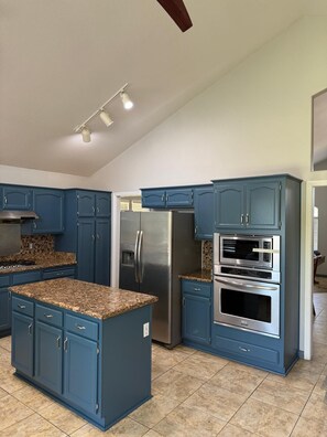 Fridge, microwave, oven, stovetop - Golf, Game Room, Dining Area, Two Living Rooms, 2500 sq2, 4 Beds, 3 Full Bath (Las Vegas)