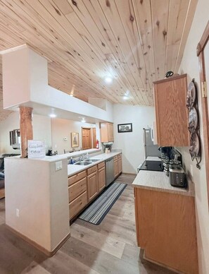 Fridge, microwave, oven, stovetop - Cozy Bear Cabin with Hot Tub (overgaard)