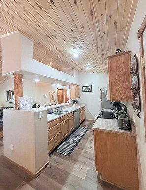 Køleskab, mikrobølgeovn, ovn, kogeplade