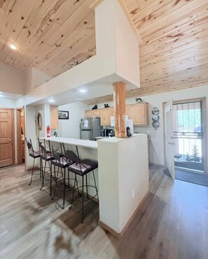 Interior - Cozy Bear Cabin with Hot Tub (overgaard)