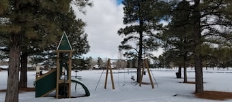 バイソン牧場の居心地の良いクマ小屋。 モンゴロンリムの近く。 リラックスできるホットタブ付き。
