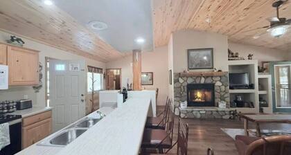 Cozy Bear Cabin with Hot Tub