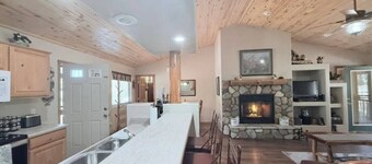 Cozy Bear Cabin with Hot Tub