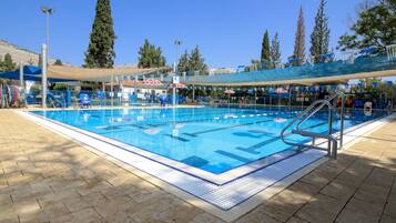 Piscina externa sazonal, guarda-sóis, espreguiçadeiras