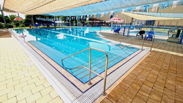 Seasonal outdoor pool, pool umbrellas, sun loungers - Amiad Country Lodging (HaGalil HaElyon)