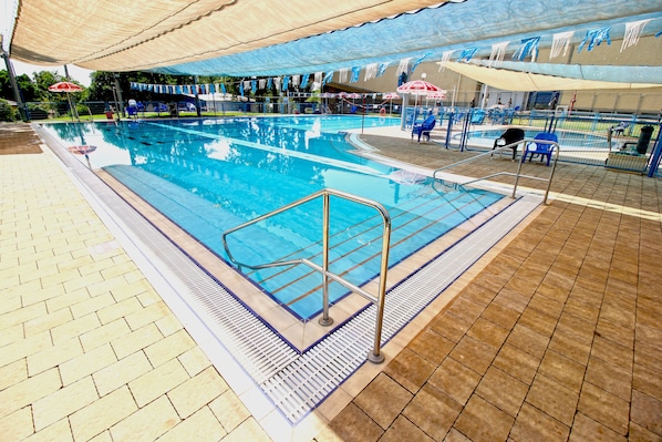 Seasonal outdoor pool, pool umbrellas, sun loungers - Amiad Country Lodging (HaGalil HaElyon)