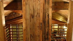 Une pièce mansardée en bois, avec un plafond en pente et un puits de lumière.