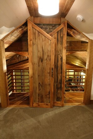 Interior - Romantic Mt. Hood Streamside Retreat, Hot Tub, BBQ, Fast WiFi. Pets Welcome, Ski (Rhododendron)