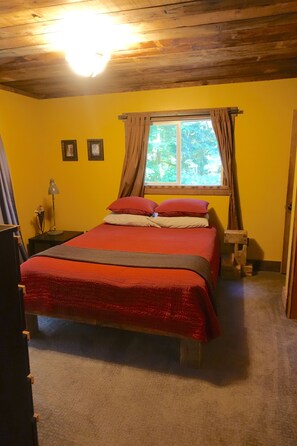 3 bedrooms, desk, iron/ironing board, travel cot