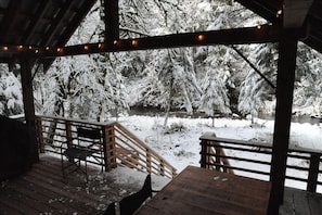 Outdoor dining - Romantic Mt. Hood Streamside Retreat, Hot Tub, BBQ, Fast WiFi. Pets Welcome, Ski (Rhododendron)