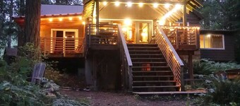 Romantic Mt. Hood Streamside Retreat, Hot Tub, BBQ, Fast WiFi. Pets Welcome, Ski