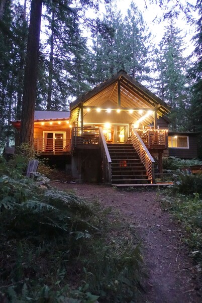 Romantic Mt. Hood Streamside Retreat, Hot Tub, BBQ, Fast WiFi. Pets Welcome, Ski
