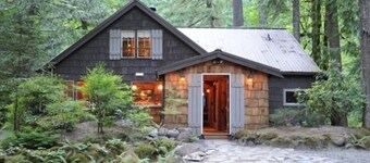 Romantic Mt. Hood Streamside Retreat, Hot Tub, BBQ, Fast WiFi. Pets Welcome, Ski