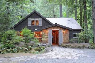 Romantic Mt. Hood Streamside Retreat, Hot Tub, BBQ, Fast WiFi. Pets Welcome, Ski