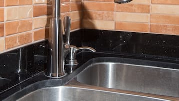 Apartemen, 1 Tempat Tidur King, Bebas Asap Rokok | Dapur pribadi | Lemari es besar, microwave, oven, dan kompor