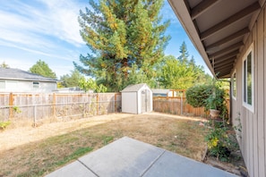 Property grounds - Bright*Private*Stylish 2BR Flat W/ Fenced Yard Near Washington Square (Tigard)