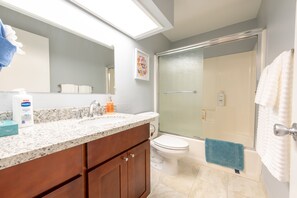 Combined shower/tub, hair dryer, towels