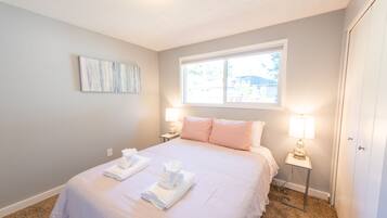 2 bedrooms, iron/ironing board, internet, bed sheets