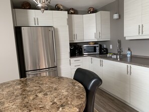 冷蔵庫、電子レンジ、オーブン、コンロ