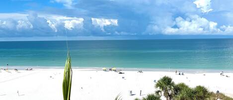 Na praia, espreguiçadeiras, toalhas de praia