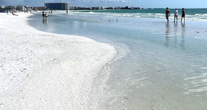 Siesta Key,Crescent Beach, 2bd-2bth,
Sleeps 6, #1 Beach, Great Location!!