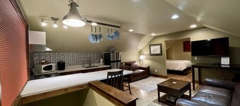 Beautiful Apartment Close To Downtown With Mountain View!